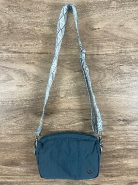 Telena Quilted Nylon Crossbody Bag Teal Geometric Strap EUC